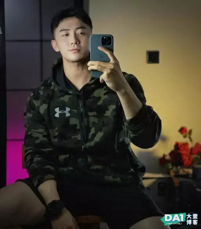 外表斯文精致小奶狗,当脱掉上衣后,立马变身健壮的肌肉小狼狗! 外表斯文精致小奶狗,当脱掉上衣后,立马变身健壮的肌肉小狼狗!