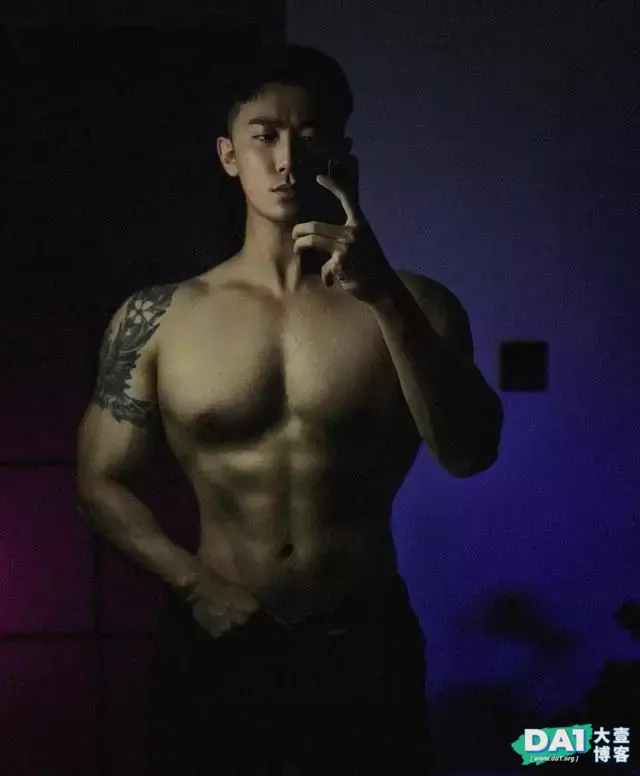 外表斯文精致小奶狗,当脱掉上衣后,立马变身健壮的肌肉小狼狗! 外表斯文精致小奶狗,当脱掉上衣后,立马变身健壮的肌肉小狼狗!