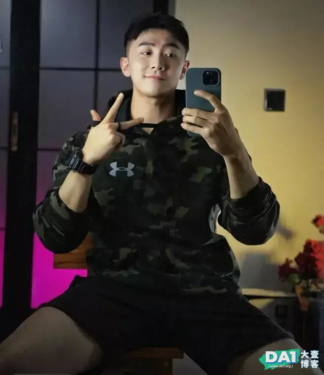 外表斯文精致小奶狗,当脱掉上衣后,立马变身健壮的肌肉小狼狗! 外表斯文精致小奶狗,当脱掉上衣后,立马变身健壮的肌肉小狼狗!