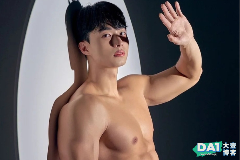 安全感十足，搭配令人垂涎的宽厚肩膀，健壮体型，满满的男友力！-大壹博客
