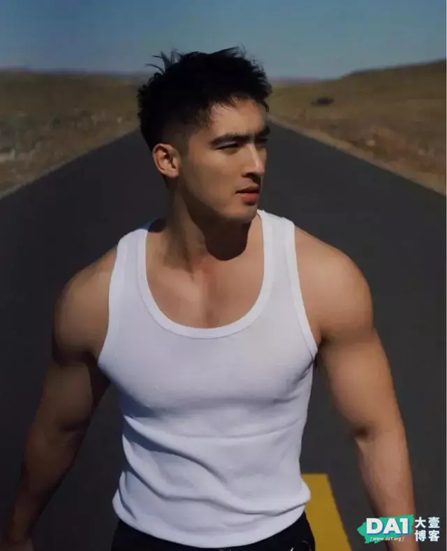 健硕身材,阳光气质,小麦色的肌肤更显运动范,英俊容颜让人着迷 健硕身材,阳光气质,小麦色的肌肤更显运动范,英俊容颜让人着迷