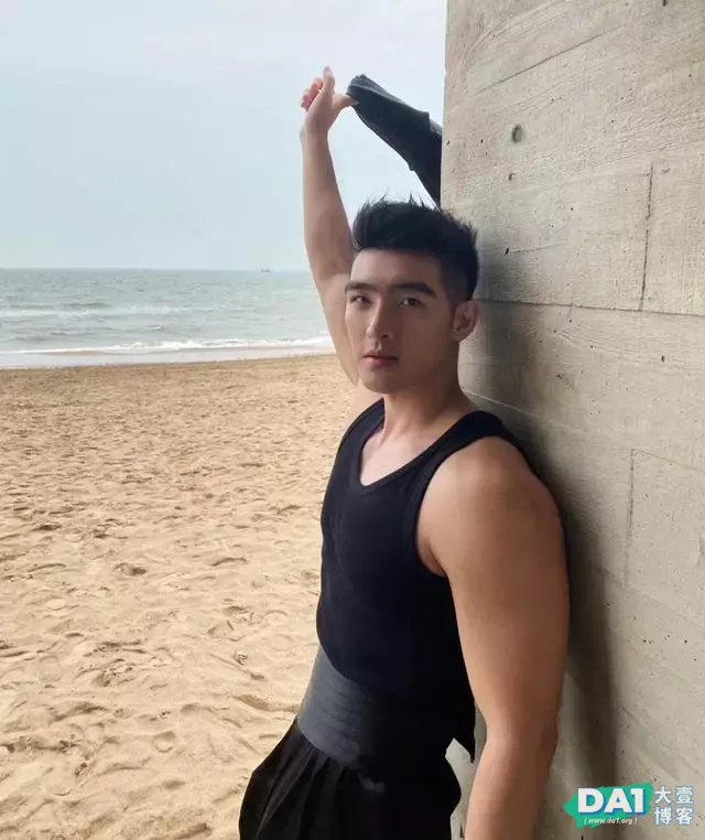 健硕身材,阳光气质,小麦色的肌肤更显运动范,英俊容颜让人着迷 健硕身材,阳光气质,小麦色的肌肤更显运动范,英俊容颜让人着迷