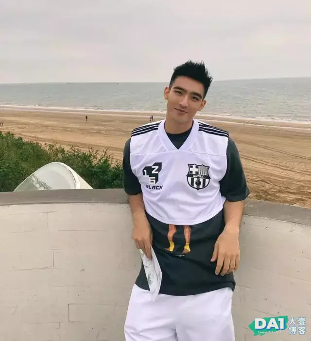 健硕身材,阳光气质,小麦色的肌肤更显运动范,英俊容颜让人着迷 健硕身材,阳光气质,小麦色的肌肤更显运动范,英俊容颜让人着迷