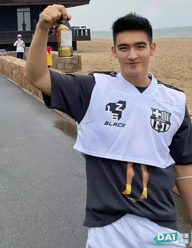 健硕身材,阳光气质,小麦色的肌肤更显运动范,英俊容颜让人着迷 健硕身材,阳光气质,小麦色的肌肤更显运动范,英俊容颜让人着迷