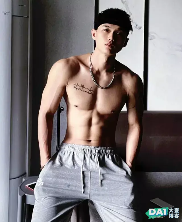 精致俊美的薄肌小哥哥,183CM身高大长腿,好身材尽显男人魅力! 精致俊美的薄肌小哥哥,183CM身高大长腿,好身材尽显男人魅力!