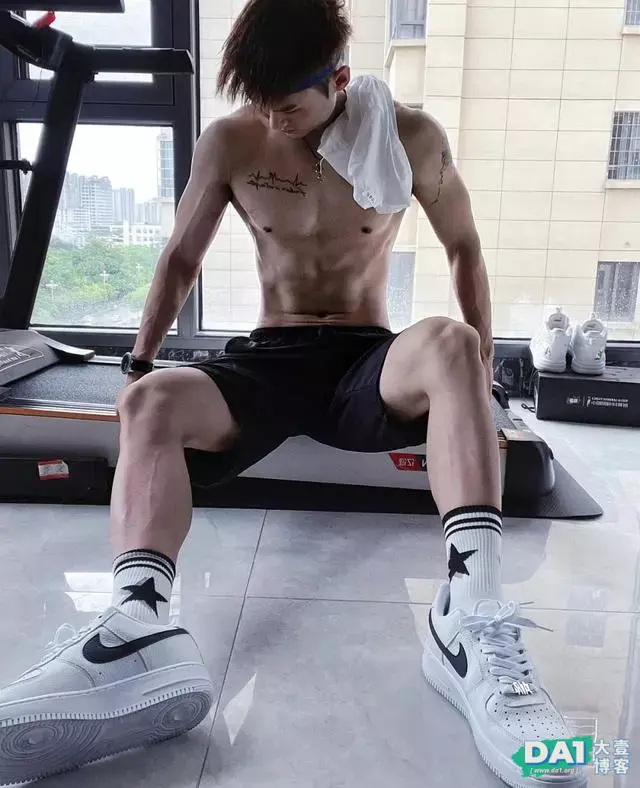 精致俊美的薄肌小哥哥,183CM身高大长腿,好身材尽显男人魅力! 精致俊美的薄肌小哥哥,183CM身高大长腿,好身材尽显男人魅力!