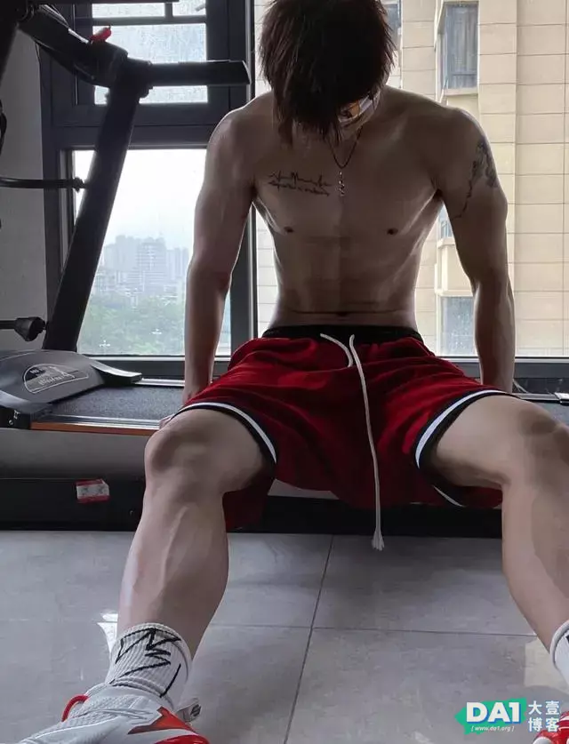 精致俊美的薄肌小哥哥,183CM身高大长腿,好身材尽显男人魅力! 精致俊美的薄肌小哥哥,183CM身高大长腿,好身材尽显男人魅力!