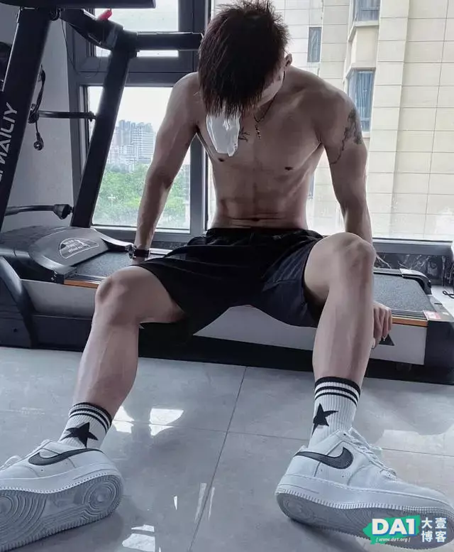 精致俊美的薄肌小哥哥,183CM身高大长腿,好身材尽显男人魅力! 精致俊美的薄肌小哥哥,183CM身高大长腿,好身材尽显男人魅力!