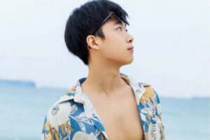 青春气息十足,海边漫步的少年,精瘦的身材,薄薄的腹肌让人羡慕-大壹博客