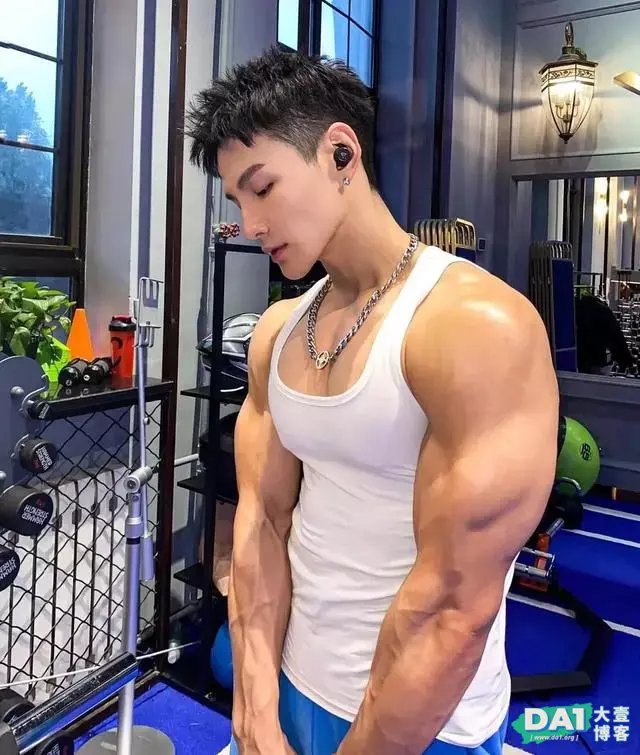结实、阳刚有魅力,爱好健身的95后男生,棱角分明的五官更显英俊 结实、阳刚有魅力,爱好健身的95后男生,棱角分明的五官更显英俊