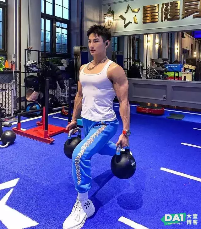 结实、阳刚有魅力,爱好健身的95后男生,棱角分明的五官更显英俊 结实、阳刚有魅力,爱好健身的95后男生,棱角分明的五官更显英俊