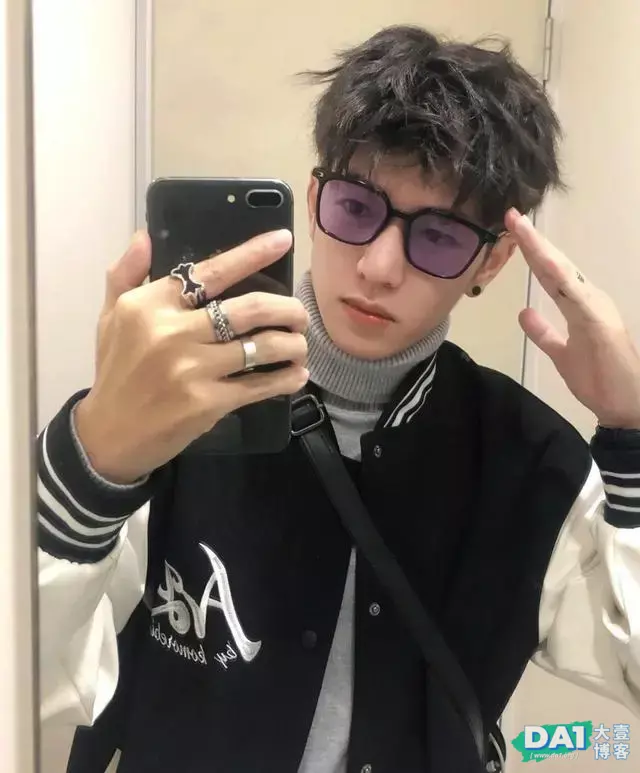 外表阳光,穿衣时尚,浑身散发青春活力,90后却长着00后的容颜! 外表阳光,穿衣时尚,浑身散发青春活力,90后却长着00后的容颜!