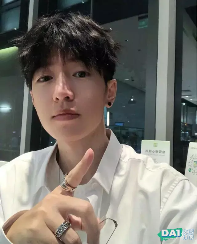 外表阳光,穿衣时尚,浑身散发青春活力,90后却长着00后的容颜! 外表阳光,穿衣时尚,浑身散发青春活力,90后却长着00后的容颜!