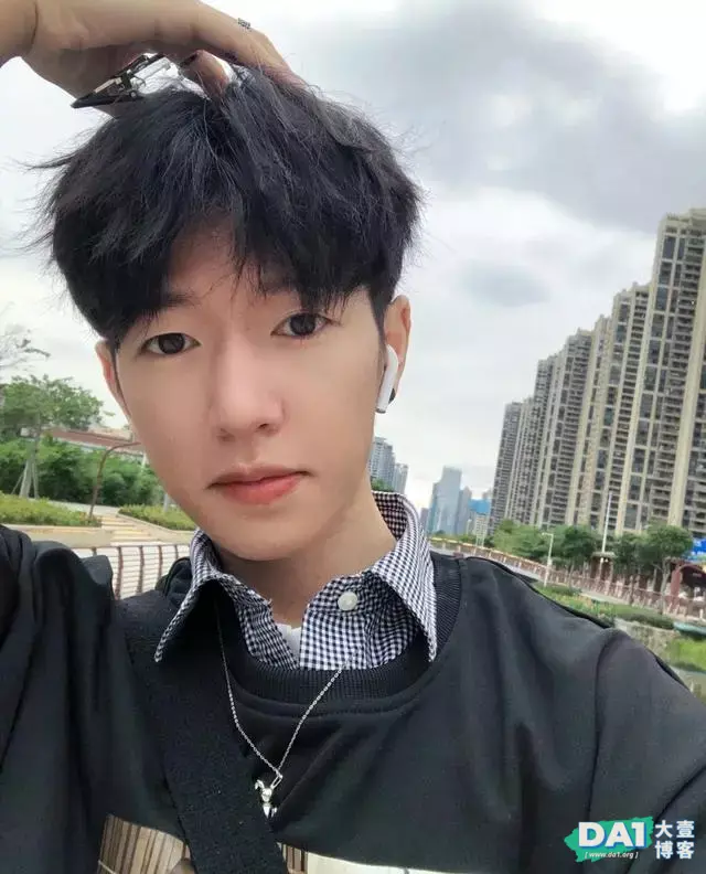 外表阳光,穿衣时尚,浑身散发青春活力,90后却长着00后的容颜! 外表阳光,穿衣时尚,浑身散发青春活力,90后却长着00后的容颜!