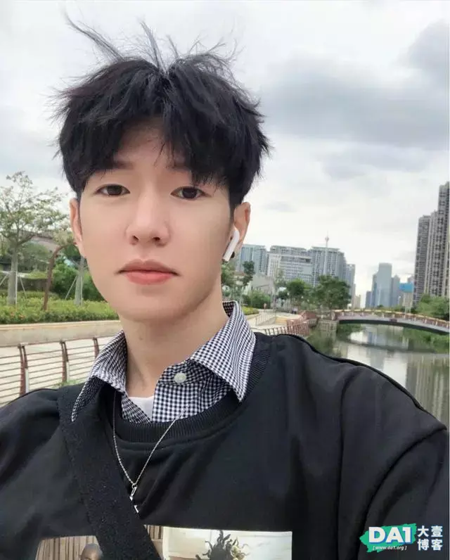 外表阳光,穿衣时尚,浑身散发青春活力,90后却长着00后的容颜! 外表阳光,穿衣时尚,浑身散发青春活力,90后却长着00后的容颜!