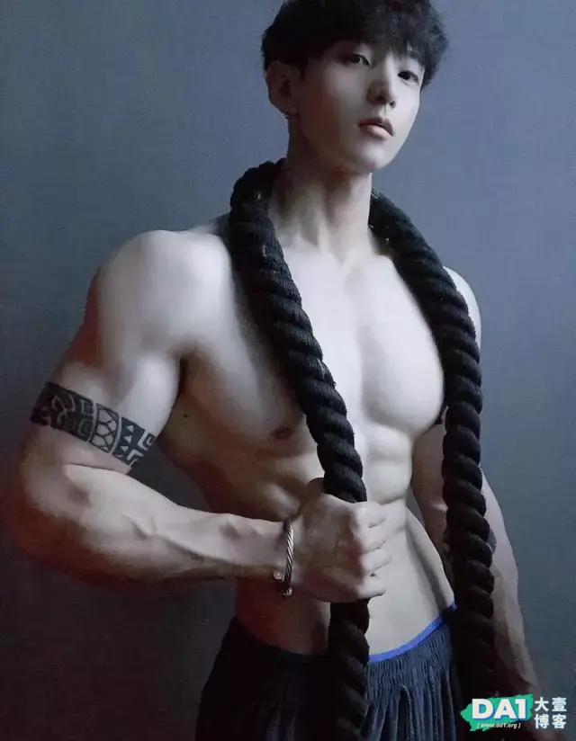 一张奶味十足的五官,健壮爆棚的肌肉,浑身散发阳刚气质与魅力! 一张奶味十足的五官,健壮爆棚的肌肉,浑身散发阳刚气质与魅力!