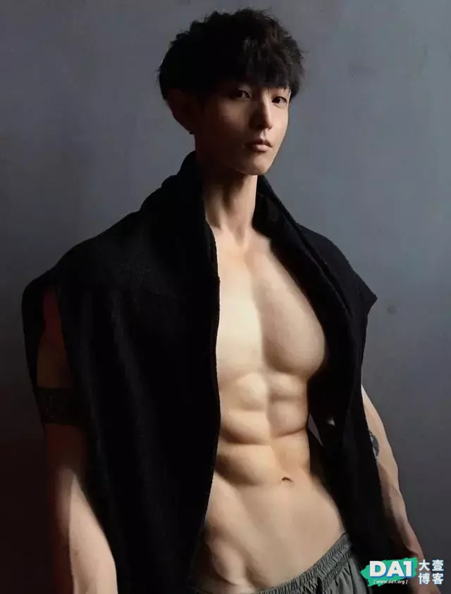 一张奶味十足的五官,健壮爆棚的肌肉,浑身散发阳刚气质与魅力! 一张奶味十足的五官,健壮爆棚的肌肉,浑身散发阳刚气质与魅力!