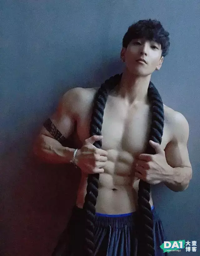 一张奶味十足的五官,健壮爆棚的肌肉,浑身散发阳刚气质与魅力! 一张奶味十足的五官,健壮爆棚的肌肉,浑身散发阳刚气质与魅力!