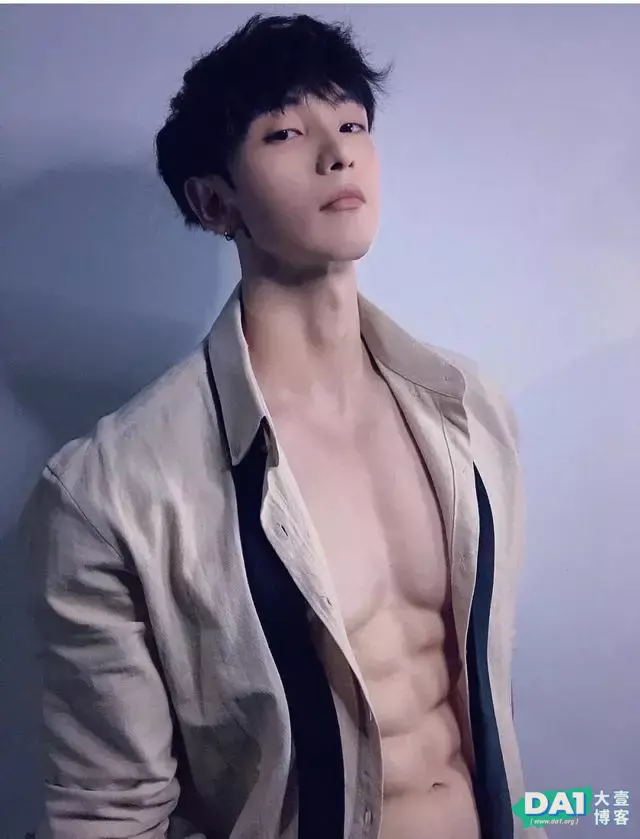 一张奶味十足的五官,健壮爆棚的肌肉,浑身散发阳刚气质与魅力! 一张奶味十足的五官,健壮爆棚的肌肉,浑身散发阳刚气质与魅力!