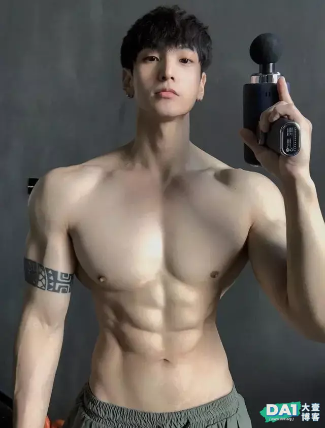 一张奶味十足的五官,健壮爆棚的肌肉,浑身散发阳刚气质与魅力! 一张奶味十足的五官,健壮爆棚的肌肉,浑身散发阳刚气质与魅力!