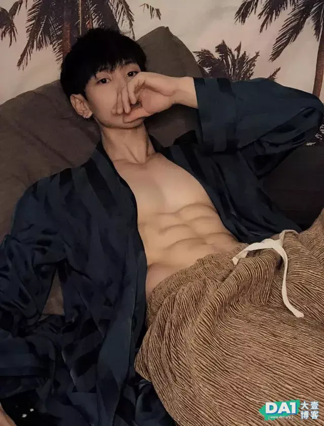 一张奶味十足的五官,健壮爆棚的肌肉,浑身散发阳刚气质与魅力! 一张奶味十足的五官,健壮爆棚的肌肉,浑身散发阳刚气质与魅力!