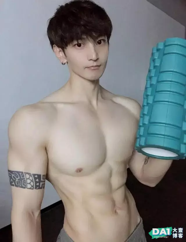 一张奶味十足的五官,健壮爆棚的肌肉,浑身散发阳刚气质与魅力! 一张奶味十足的五官,健壮爆棚的肌肉,浑身散发阳刚气质与魅力!