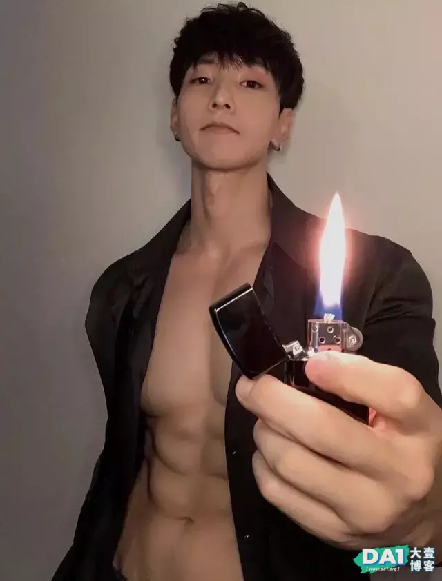 一张奶味十足的五官,健壮爆棚的肌肉,浑身散发阳刚气质与魅力! 一张奶味十足的五官,健壮爆棚的肌肉,浑身散发阳刚气质与魅力!