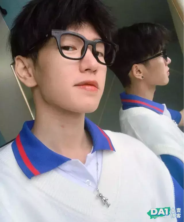 白净、单纯的小哥哥,长相与神态酷似“昊然弟弟”的00后大1少年 白净、单纯的小哥哥,长相与神态酷似“昊然弟弟”的00后大1少年