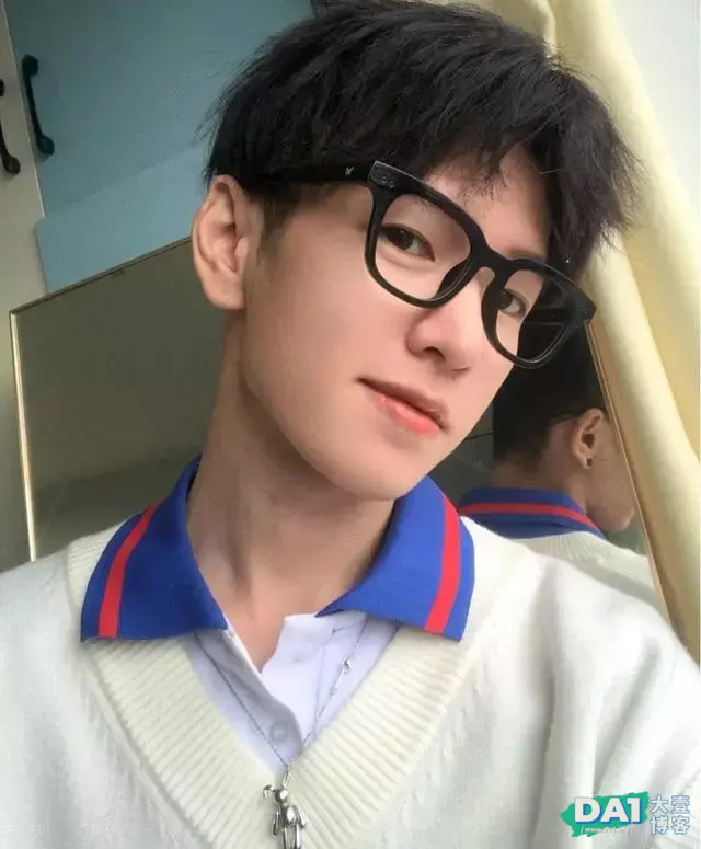 白净、单纯的小哥哥,长相与神态酷似“昊然弟弟”的00后大1少年 白净、单纯的小哥哥,长相与神态酷似“昊然弟弟”的00后大1少年