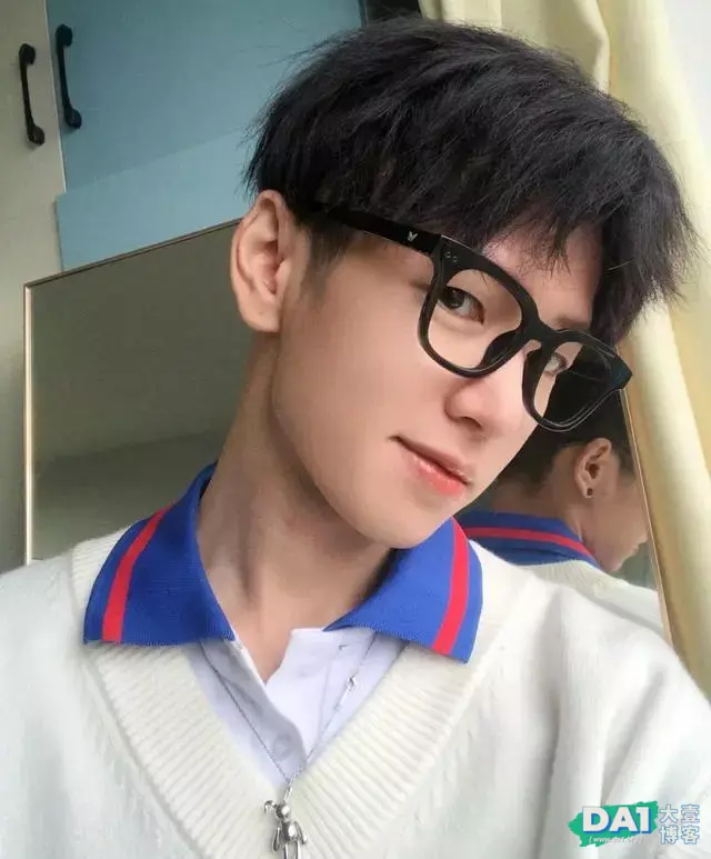白净、单纯的小哥哥,长相与神态酷似“昊然弟弟”的00后大1少年 白净、单纯的小哥哥,长相与神态酷似“昊然弟弟”的00后大1少年