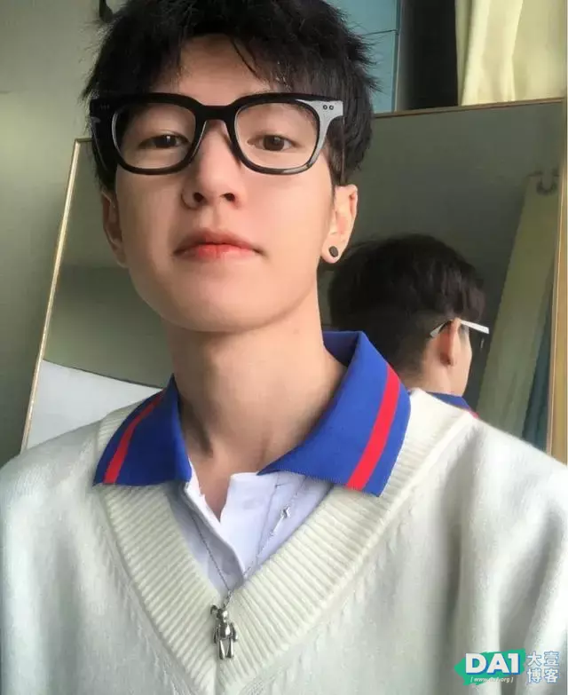 白净、单纯的小哥哥,长相与神态酷似“昊然弟弟”的00后大1少年 白净、单纯的小哥哥,长相与神态酷似“昊然弟弟”的00后大1少年