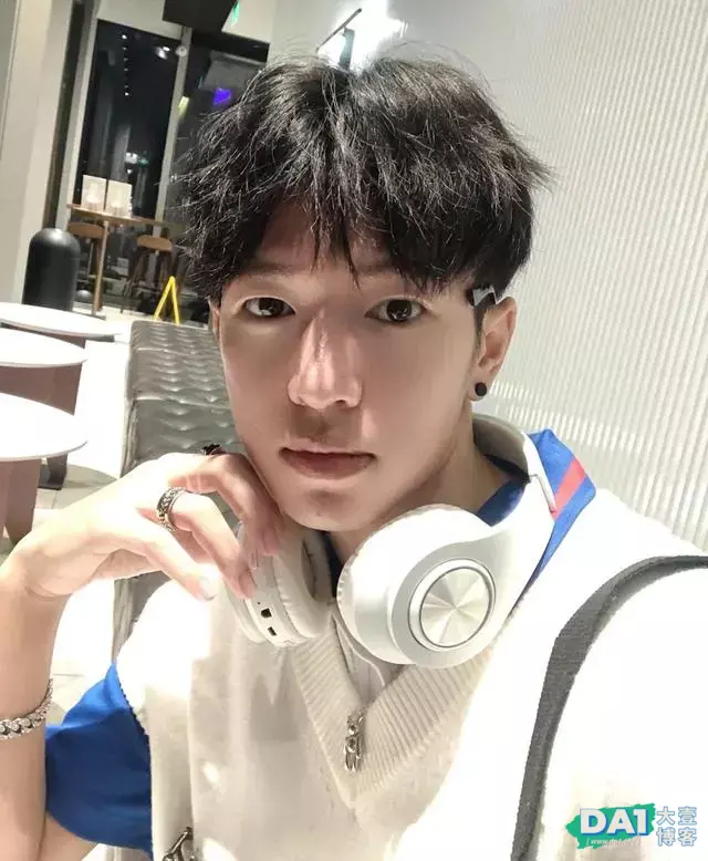 白净、单纯的小哥哥,长相与神态酷似“昊然弟弟”的00后大1少年 白净、单纯的小哥哥,长相与神态酷似“昊然弟弟”的00后大1少年
