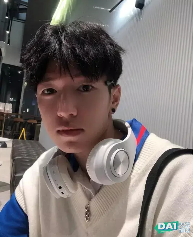 白净、单纯的小哥哥,长相与神态酷似“昊然弟弟”的00后大1少年 白净、单纯的小哥哥,长相与神态酷似“昊然弟弟”的00后大1少年