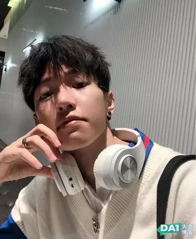 白净、单纯的小哥哥,长相与神态酷似“昊然弟弟”的00后大1少年 白净、单纯的小哥哥,长相与神态酷似“昊然弟弟”的00后大1少年