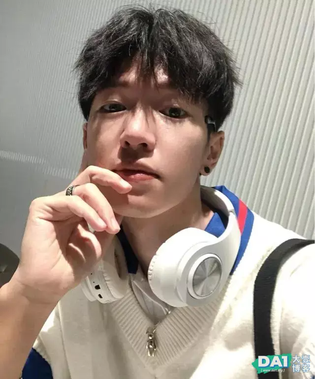 白净、单纯的小哥哥,长相与神态酷似“昊然弟弟”的00后大1少年 白净、单纯的小哥哥,长相与神态酷似“昊然弟弟”的00后大1少年