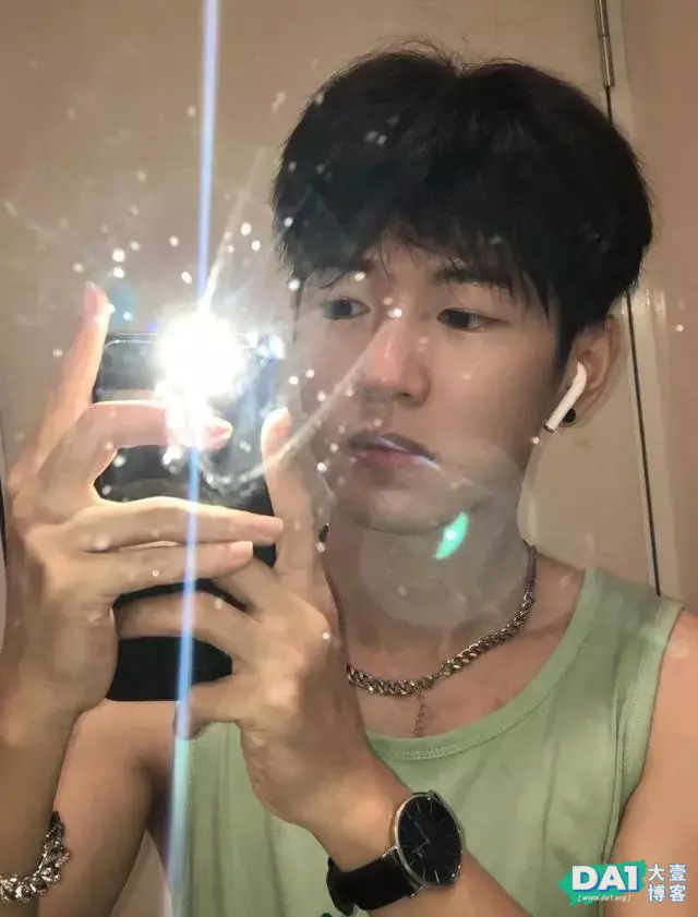 白净、单纯的小哥哥,长相与神态酷似“昊然弟弟”的00后大1少年 白净、单纯的小哥哥,长相与神态酷似“昊然弟弟”的00后大1少年