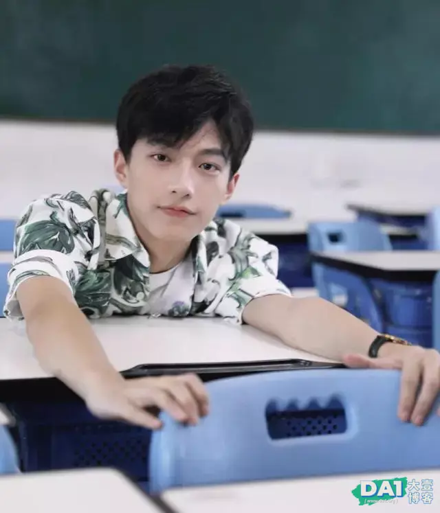 清新干净、学院派气质小奶狗,阳光俊秀的外形,满是青春与活力! 清新干净、学院派气质小奶狗,阳光俊秀的外形,满是青春与活力!