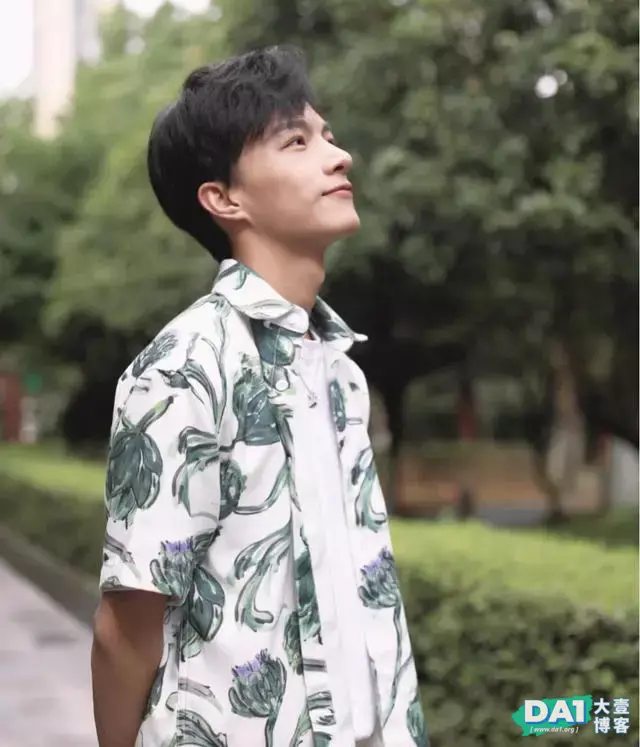 清新干净、学院派气质小奶狗,阳光俊秀的外形,满是青春与活力! 清新干净、学院派气质小奶狗,阳光俊秀的外形,满是青春与活力!