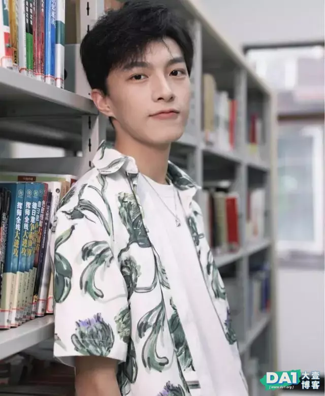 清新干净、学院派气质小奶狗,阳光俊秀的外形,满是青春与活力! 清新干净、学院派气质小奶狗,阳光俊秀的外形,满是青春与活力!