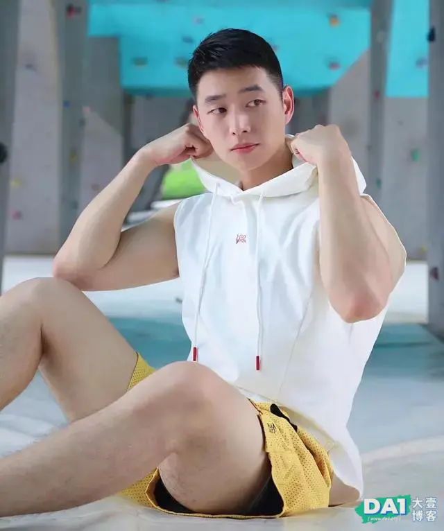 爱好运动的奶味男生,清爽的外形,阳光般的气质,让人羡慕的青春 爱好运动的奶味男生,清爽的外形,阳光般的气质,让人羡慕的青春