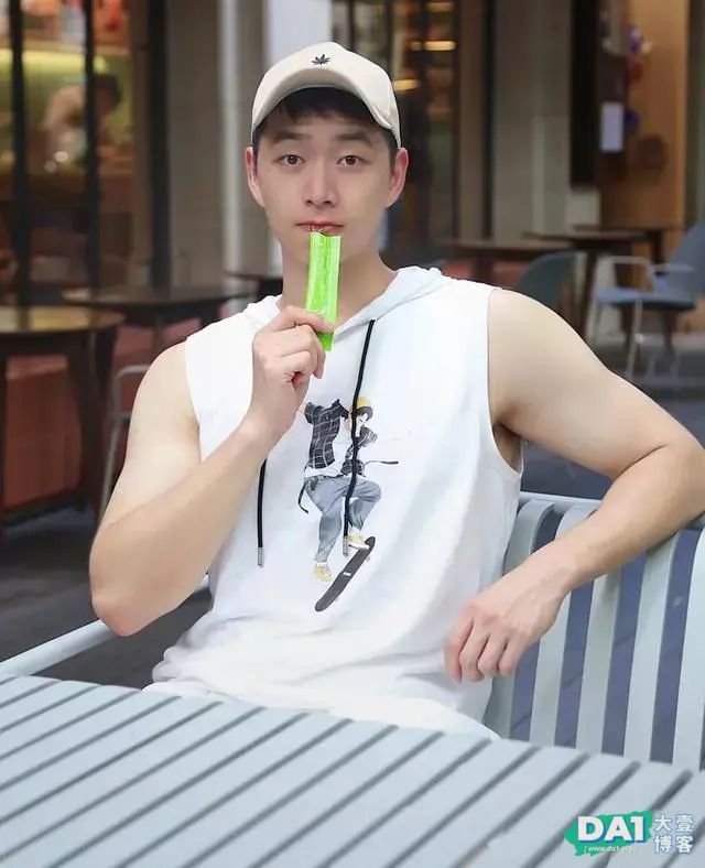 爱好运动的奶味男生,清爽的外形,阳光般的气质,让人羡慕的青春 爱好运动的奶味男生,清爽的外形,阳光般的气质,让人羡慕的青春