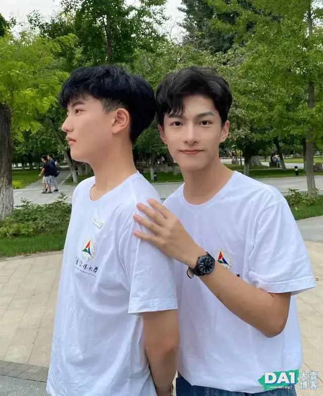 青春活力、满脸少年感的文艺美少年,和室友合影,满满的都是友谊 青春活力、满脸少年感的文艺美少年,和室友合影,满满的都是友谊