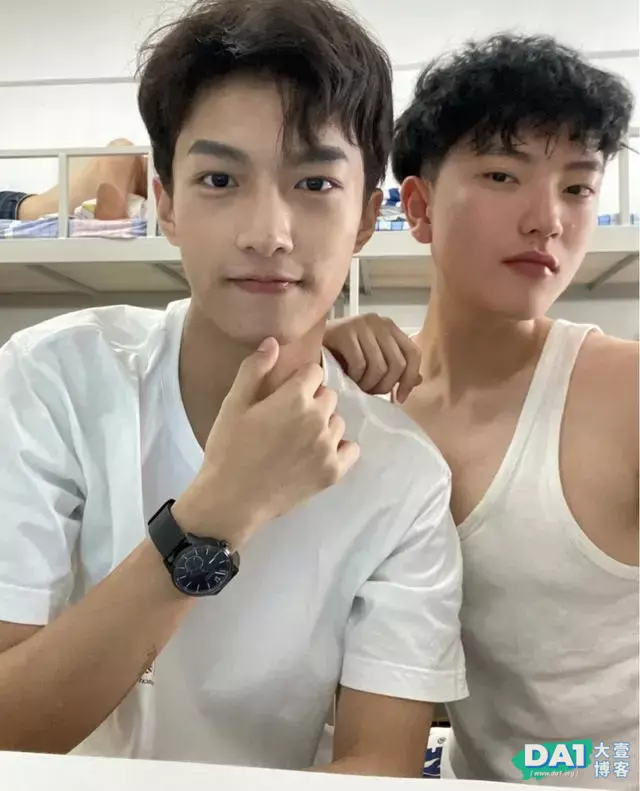 青春活力、满脸少年感的文艺美少年,和室友合影,满满的都是友谊 青春活力、满脸少年感的文艺美少年,和室友合影,满满的都是友谊