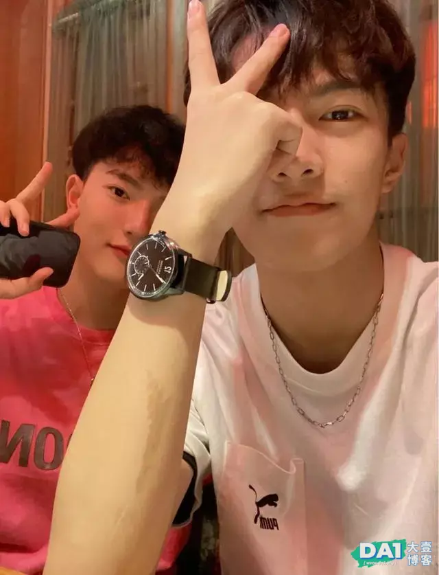 青春活力、满脸少年感的文艺美少年,和室友合影,满满的都是友谊 青春活力、满脸少年感的文艺美少年,和室友合影,满满的都是友谊