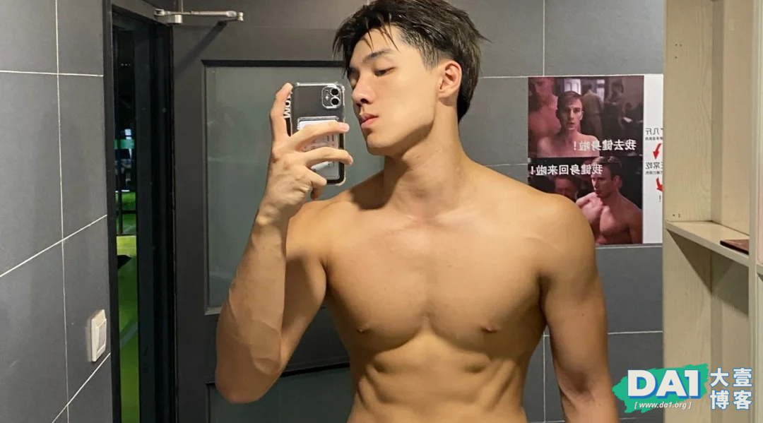 精瘦身材的健身小哥哥，有点小帅、爱自拍，性感马甲线让人羡慕！-大壹博客