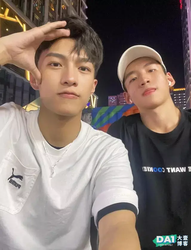 青春活力、满脸少年感的文艺美少年,和室友合影,满满的都是友谊 青春活力、满脸少年感的文艺美少年,和室友合影,满满的都是友谊