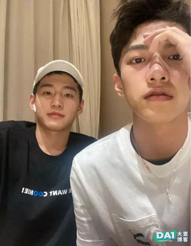 青春活力、满脸少年感的文艺美少年,和室友合影,满满的都是友谊 青春活力、满脸少年感的文艺美少年,和室友合影,满满的都是友谊