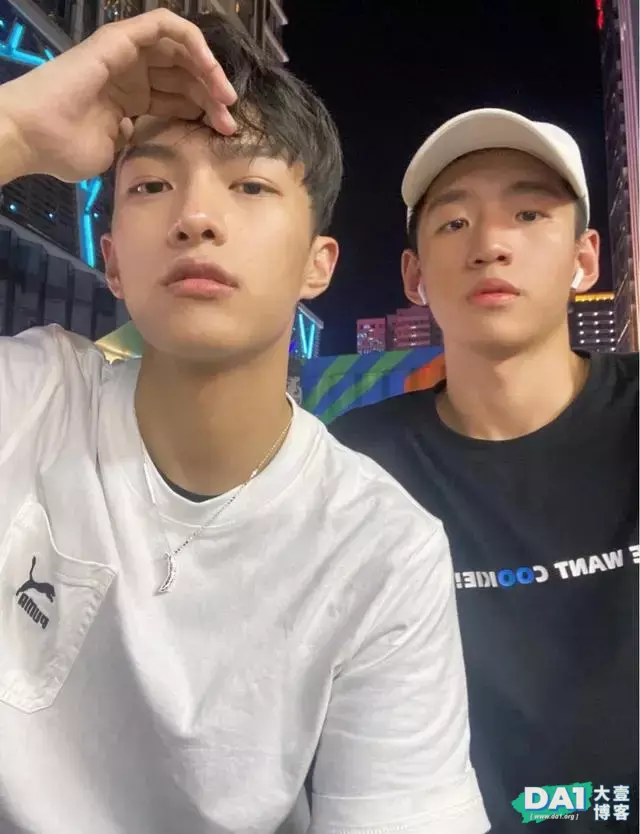 青春活力、满脸少年感的文艺美少年,和室友合影,满满的都是友谊 青春活力、满脸少年感的文艺美少年,和室友合影,满满的都是友谊