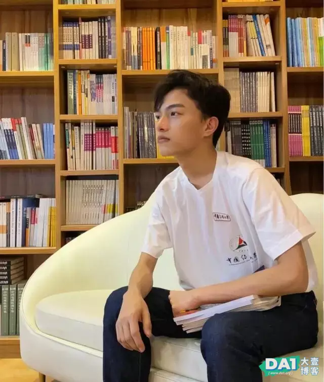 青春活力、满脸少年感的文艺美少年,和室友合影,满满的都是友谊 青春活力、满脸少年感的文艺美少年,和室友合影,满满的都是友谊
