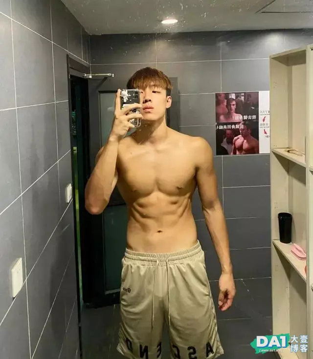 精瘦身材的健身小哥哥,有点小帅、爱自拍,性感马甲线让人羡慕! 精瘦身材的健身小哥哥,有点小帅、爱自拍,性感马甲线让人羡慕!